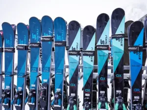 Stöckli-Skis in einem Skiständer